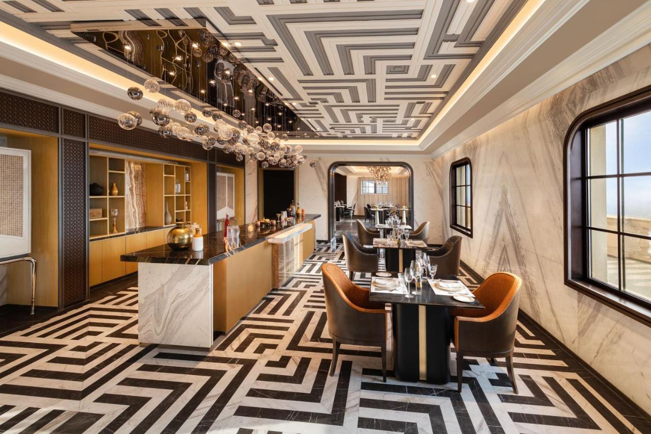 Itc Royal Bengal, A Luxury Collection Hotel, Колката Екстер'єр фото The restaurant on board